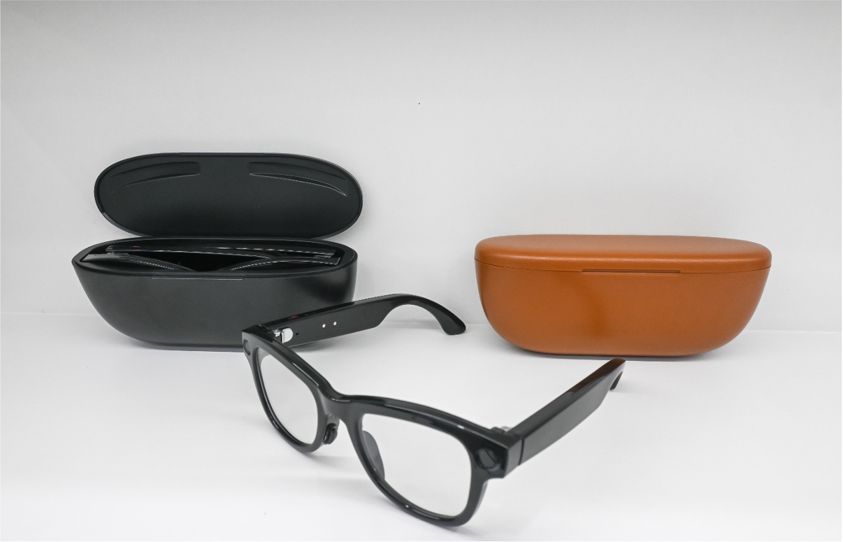 M02 Single-sided  physical button +  inductive wearing switch Temple: PC (matte/glossy), metal hinge Frame: PC (Matte/Gloss) Lenses: Color Changing Lenses